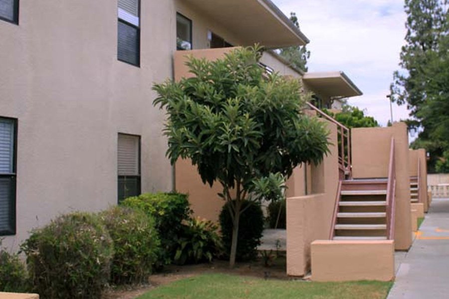 15th Avenue Apartments building and community