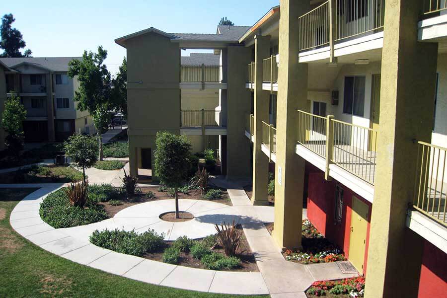 Las Serenas building and community