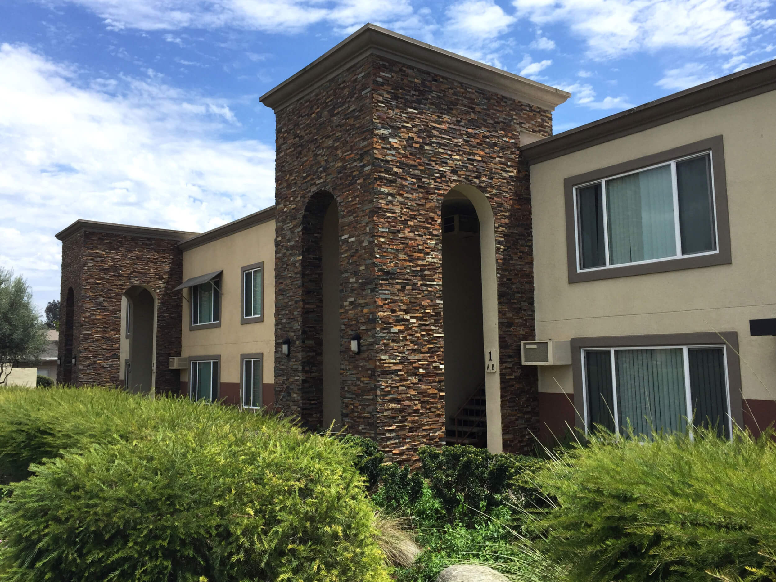 Oak Knoll Villas building and community